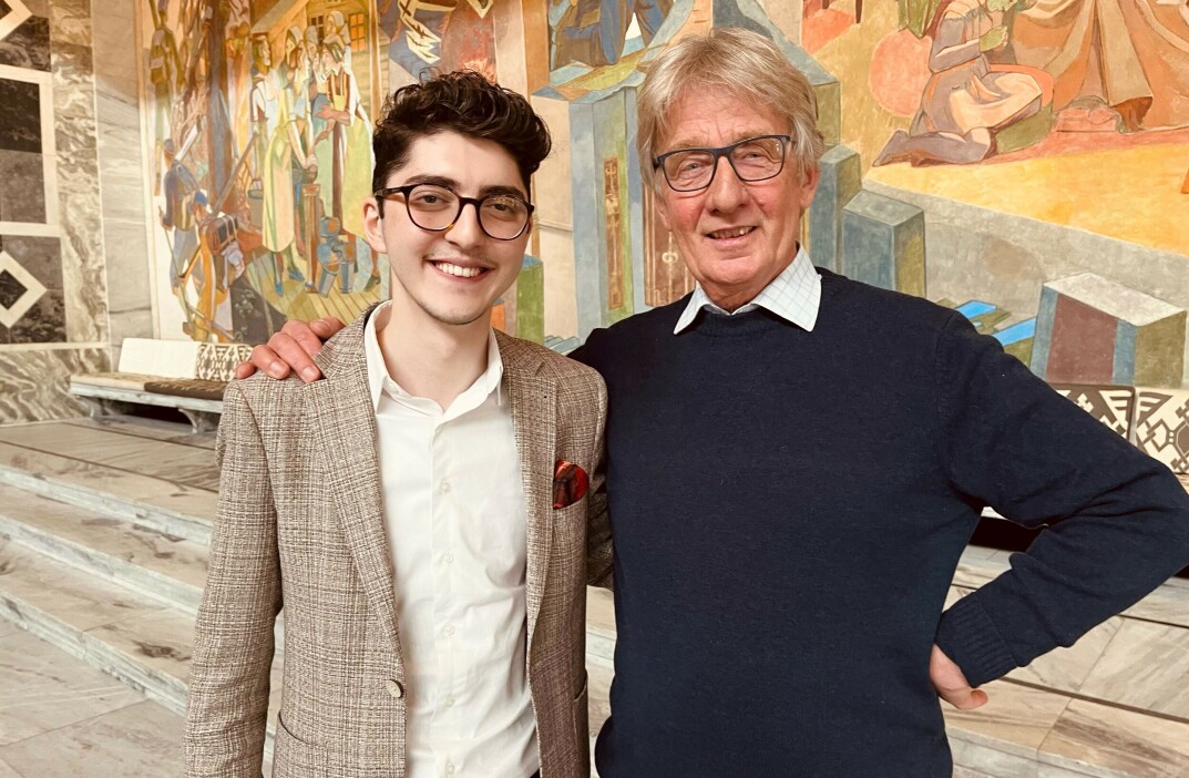 - Dagen i dag er en gledens dag for alle lærere, sa Mehmet Kaan (H) da han gratulerte lærer Clemens Saers med å endelig ha fått erstatning fra Oslo kommune. - Dagen i dag er en gledens dag for alle lærere, sa Mehmet Kaan (H) da han gratulerte lærer Clemens Saers med å endelig ha fått erstatning fra Oslo kommune.