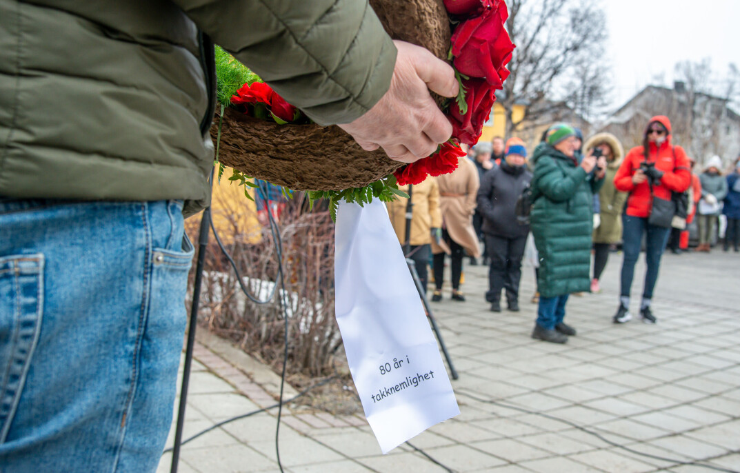 80 år i takknemlighet står det på kransen fra Utdanningsforbundet. 80 år i takknemlighet står det på kransen fra Utdanningsforbundet.
