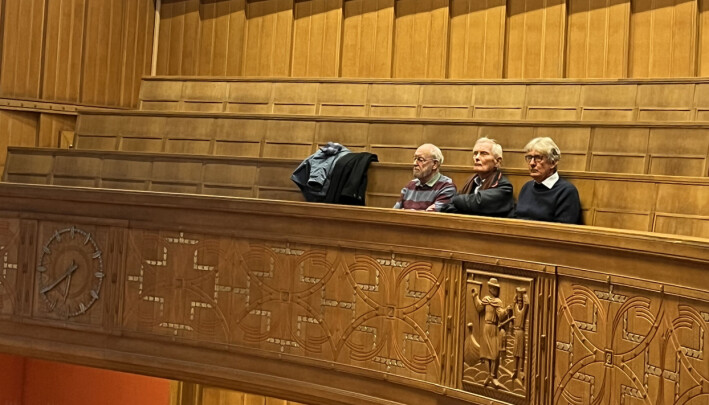Sammen med to gode venner lyttet Saers på politikernes argumenter for og imot å gi ham erstatning. Sammen med to gode venner lyttet Saers på politikernes argumenter for og imot å gi ham erstatning.
