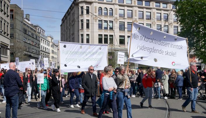 Protesterer mot karakterbasert inntak i videregående. Protesterer mot karakterbasert inntak i videregående.