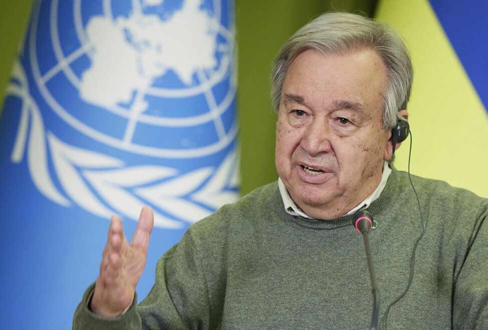 FNs generalsekretær António Guterres sier han er rystet over bombingen av en skole øst i Ukraina der opptil 60 mennesker kan ha blitt drept.
