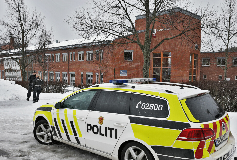 Væpnet politi ved Vollen ungdomskole i Asker.