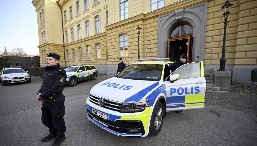 Politi utenfor Latinskolen i Malmö dagen etter angrepet der to kvinnelige lærere ble drept. Politi utenfor Latinskolen i Malmö dagen etter angrepet der to kvinnelige lærere ble drept.