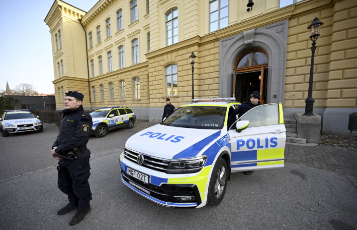 Politi utenfor Latinskolen i Malmö dagen etter angrepet der to kvinnelige lærere ble drept.