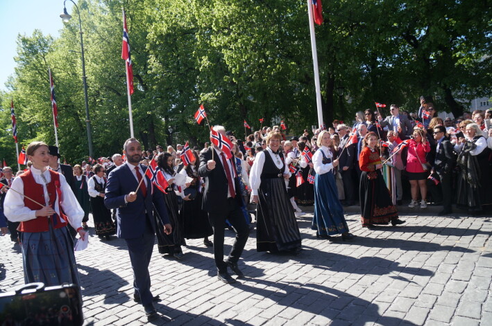 Her går Sunniva Holmås Eidsvoll, Abdullah Alsabeehg, Raymond Johansen, Marianne Borgen, Marte Gerhardsen og Anna Dåsnes. Her går Sunniva Holmås Eidsvoll, Abdullah Alsabeehg, Raymond Johansen, Marianne Borgen, Marte Gerhardsen og Anna Dåsnes.