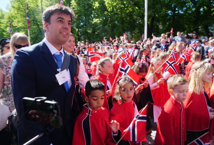 Kormedlemmer fra Høyråten skole med en av sine ledsagere. Kormedlemmer fra Høyråten skole med en av sine ledsagere.