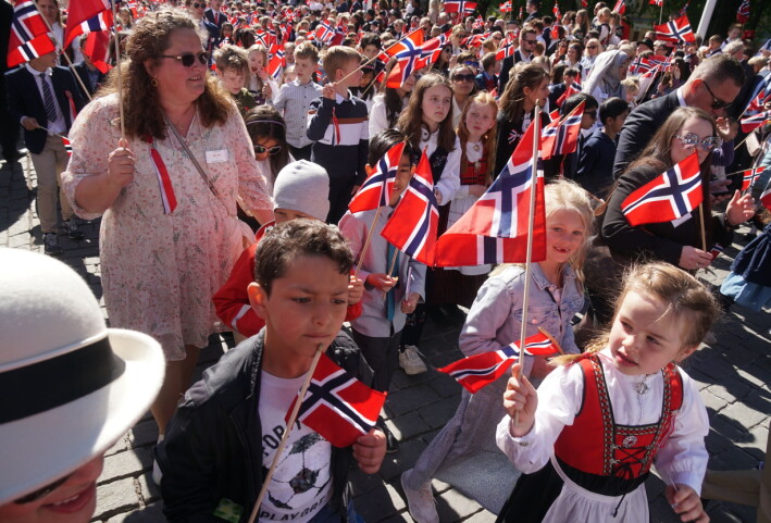Elevene fra Høybråten skole fikk gå først ut fra Akershus festning.