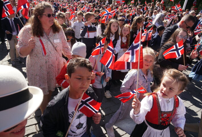 Elevene fra Høybråten skole fikk gå først ut fra Akershus festning. Elevene fra Høybråten skole fikk gå først ut fra Akershus festning.