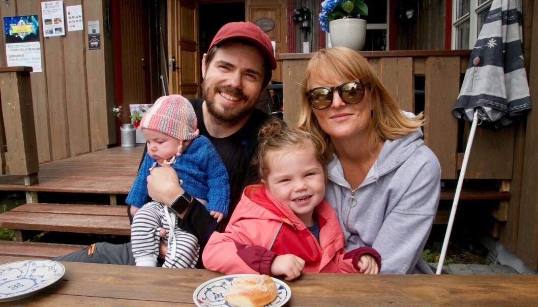 Joachim, Astrid (3 måneder), Jorun og Jenny (3) på tur sommeren 2017. Sju måneder etter, på bursdagen sin, fikk Jorun diagnosen livmorhalskreft. Joachim, Astrid (3 måneder), Jorun og Jenny (3) på tur sommeren 2017. Sju måneder etter, på bursdagen sin, fikk Jorun diagnosen livmorhalskreft.