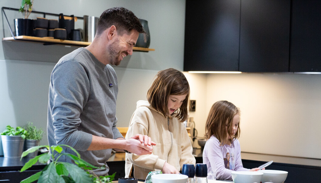 – Jeg gleder meg til å flytte, til å slippe være kreftfamilien, sier Joachim som lager middag sammen med barna Jenny (8) og Astrid (5) (t.h.). – Jeg gleder meg til å flytte, til å slippe være kreftfamilien, sier Joachim som lager middag sammen med barna Jenny (8) og Astrid (5) (t.h.).