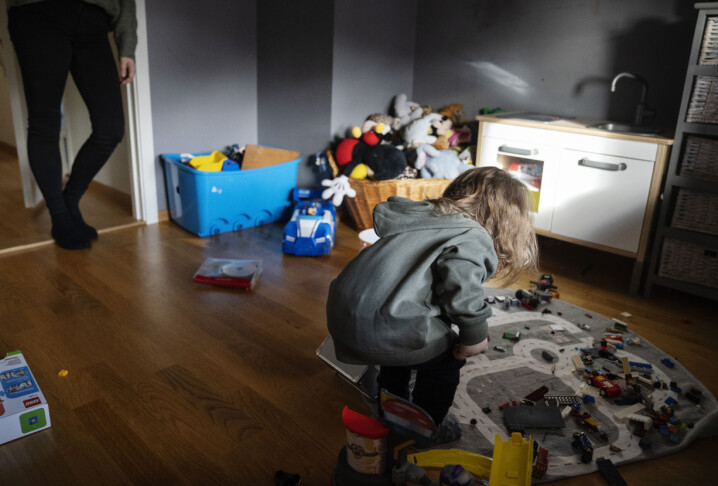 Hanne har brutt med barnas far, som er rusmisbruker, og har flyttet til et nytt sted og begynt på nytt. Samarbeidet med barnehagen var vanskelig i starten. Barna og moren er anonymisert på bildene av hensyn til barna.