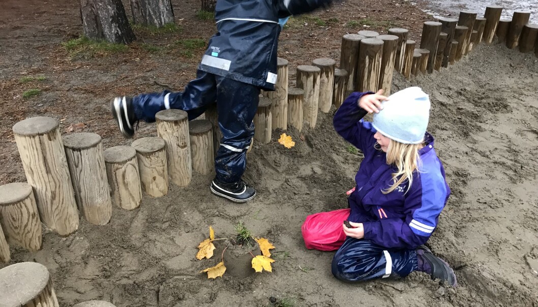 Bildene er tenkt som ill.bilder.Tatt p Munkerud skole, Nordstrand. Anna (6) og Peter (5) Bildene er tenkt som ill.bilder.Tatt p Munkerud skole, Nordstrand. Anna (6) og Peter (5)