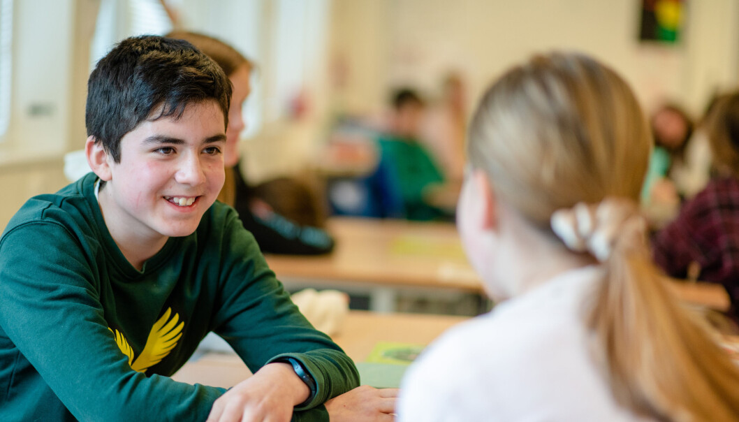 – Det er mer lettvint å trykke på knappen enn å komme på døra, mener Sander. Da han trykket på Hjerteknappen, kom skolens helsesykepleier til klasserommet. – Det er mer lettvint å trykke på knappen enn å komme på døra, mener Sander. Da han trykket på Hjerteknappen, kom skolens helsesykepleier til klasserommet.