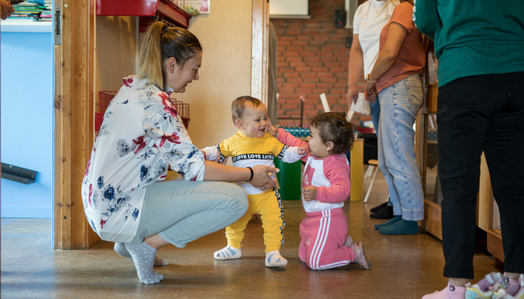Kateryna Stelmashchuk tar imot Vera (10 md.) og Maja (1) med åpne armer. Hun har tidligere jobbet i barnehage i byen Lviv.