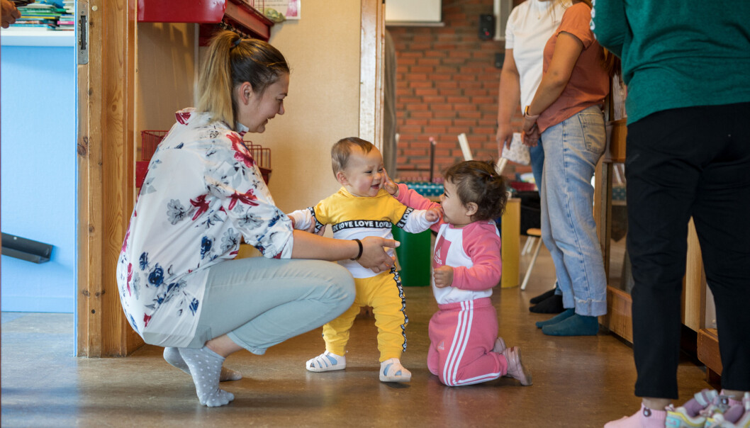 Kateryna Stelmashchuk tar imot Vera (10 md.) og Maja (1) med åpne armer. Hun har tidligere jobbet i barnehage i byen Lviv. Kateryna Stelmashchuk tar imot Vera (10 md.) og Maja (1) med åpne armer. Hun har tidligere jobbet i barnehage i byen Lviv.