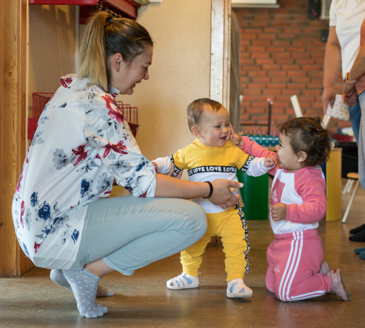 Kateryna Stelmashchuk tar imot Vera (10 md.) og Maja (1) med åpne armer. Hun har tidligere jobbet i barnehage i byen Lviv.