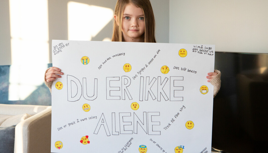 Ella (11) laget plakaten «Du er ikke alene» på eget initiativ. Ønsket er å hjelpe andre, og hun fikk mange positive tilbakemeldinger da moren la den ut på sin instagramkonto.
