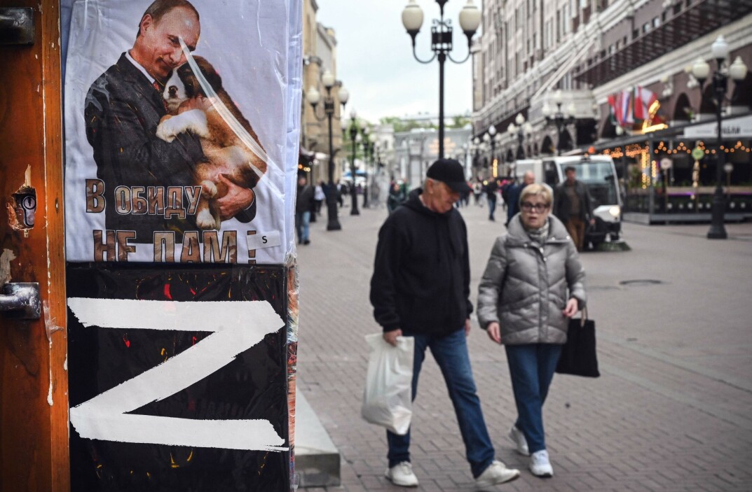Folk går forbi en gavebutikk i Moskva den 17. mai i år, der det selges t-skjorter med bokstaven Z og et bilde av den russiske presidenten Vladimir Putin. Bokstaven Z er blitt et symbol på støtte til Russlands krigføring i Ukraina, og brukes av russiske myndigheter og av presidentens støttespillere. Folk går forbi en gavebutikk i Moskva den 17. mai i år, der det selges t-skjorter med bokstaven Z og et bilde av den russiske presidenten Vladimir Putin. Bokstaven Z er blitt et symbol på støtte til Russlands krigføring i Ukraina, og brukes av russiske myndigheter og av presidentens støttespillere.