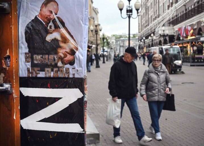 Folk går forbi en gavebutikk i Moskva den 17. mai i år, der det selges t-skjorter med bokstaven Z og et bilde av den russiske presidenten Vladimir Putin. Bokstaven Z er blitt et symbol på støtte til Russlands krigføring i Ukraina, og brukes av russiske myndigheter og av presidentens støttespillere.