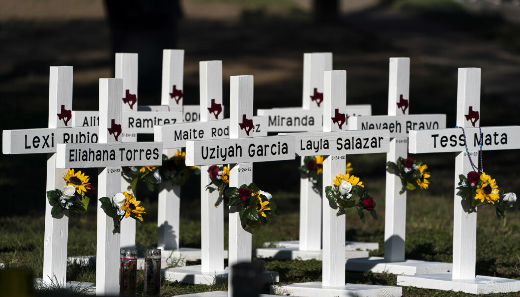 Kors med navnene til ofrene i skoleskytingen er satt opp utenfor Robb Elementary School i Uvalde, Texas.