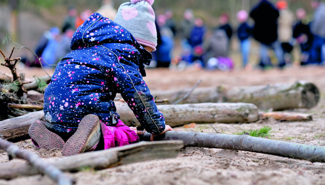 For å forhindre mobbing og utenforskap må barnehagepersonalet være nærværende og observante i leken ute og inne skriver forfatterne av denne artikkelen fra Spesialpedagogikk. For å forhindre mobbing og utenforskap må barnehagepersonalet være nærværende og observante i leken ute og inne skriver forfatterne av denne artikkelen fra Spesialpedagogikk.