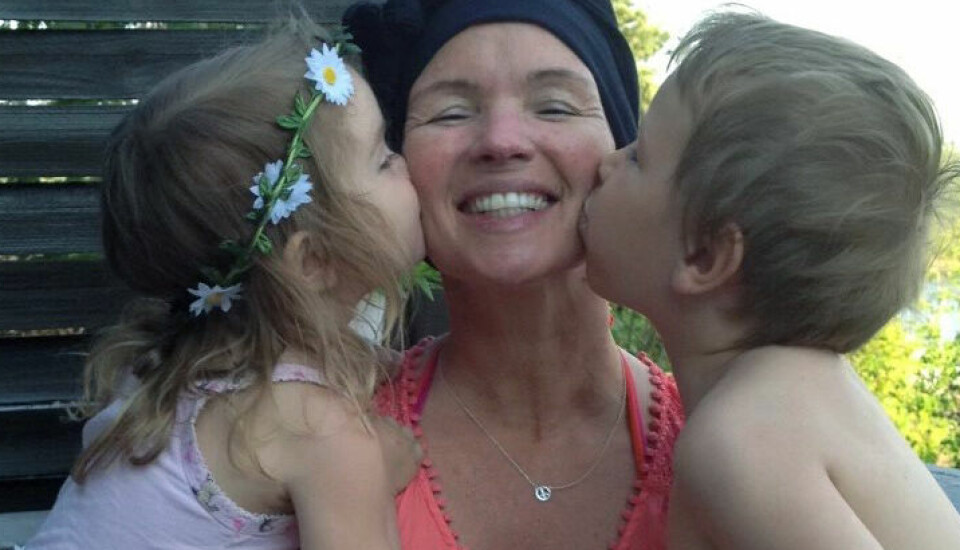 Monica Lund Osther med barna Ella (2) og Marcus (4) da hun var midt i cellegiftbehandlingen i 2013 og trodde hun skulle bli frisk.