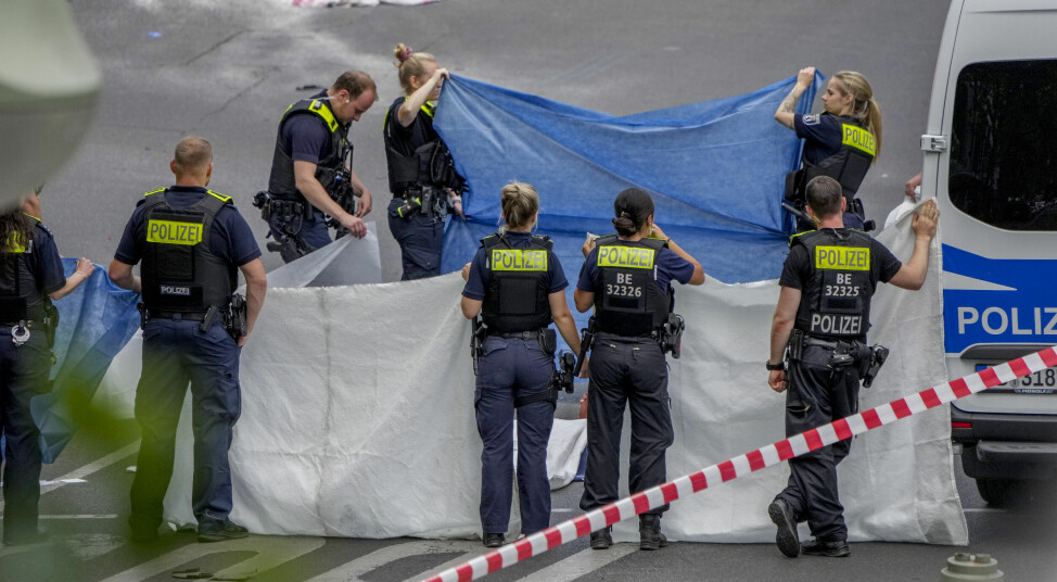 Politiet dekker til en av den døde etter at en bil kjørte inn i en folkemengde i Berlin.
