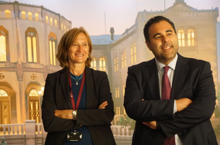 Direktør Marianne Andreassen og stortingspresident Masud Gharahkhani veiledet elevene i hvordan Stortinget fungerer. Direktør Marianne Andreassen og stortingspresident Masud Gharahkhani veiledet elevene i hvordan Stortinget fungerer.