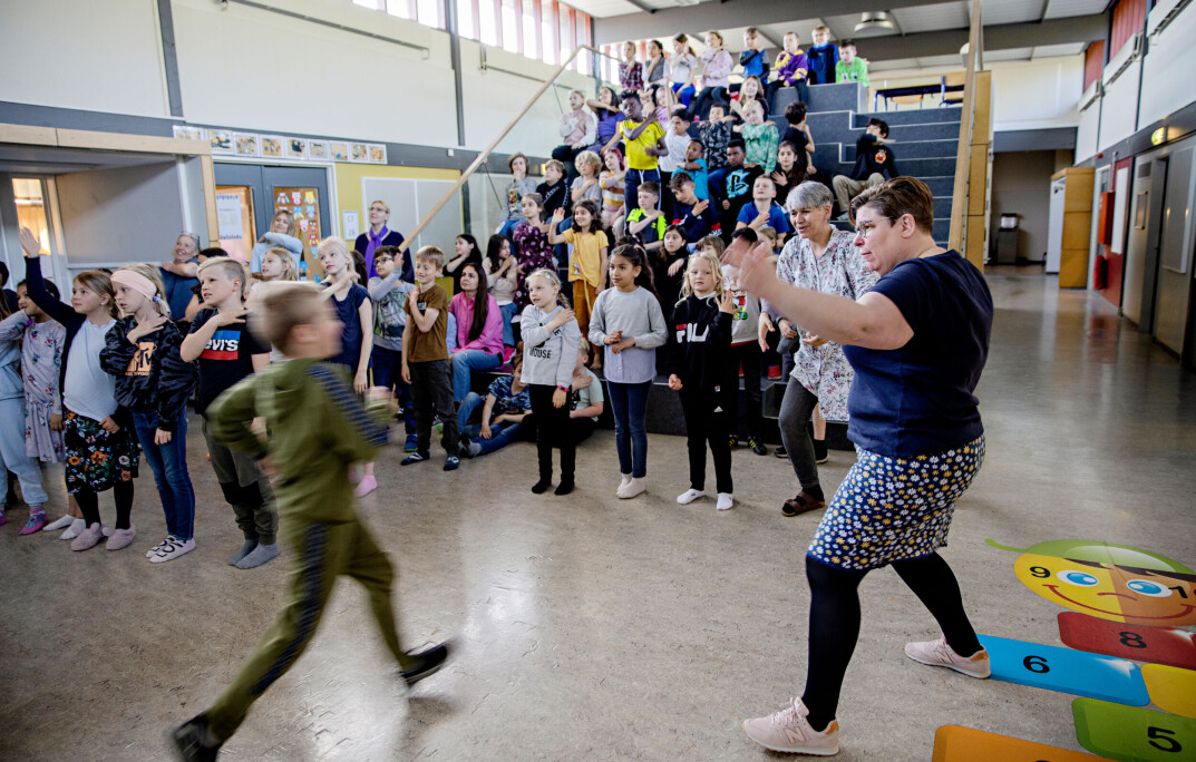 Mer varierte skoledager er noe av det elevene på Bjergmarkskolen får oppleve. Denne formiddagen leder lærer Camilla Holdt (til høyre) Skolenes sangdag med engasjerte elever og andre lærere. Mer varierte skoledager er noe av det elevene på Bjergmarkskolen får oppleve. Denne formiddagen leder lærer Camilla Holdt (til høyre) Skolenes sangdag med engasjerte elever og andre lærere.
