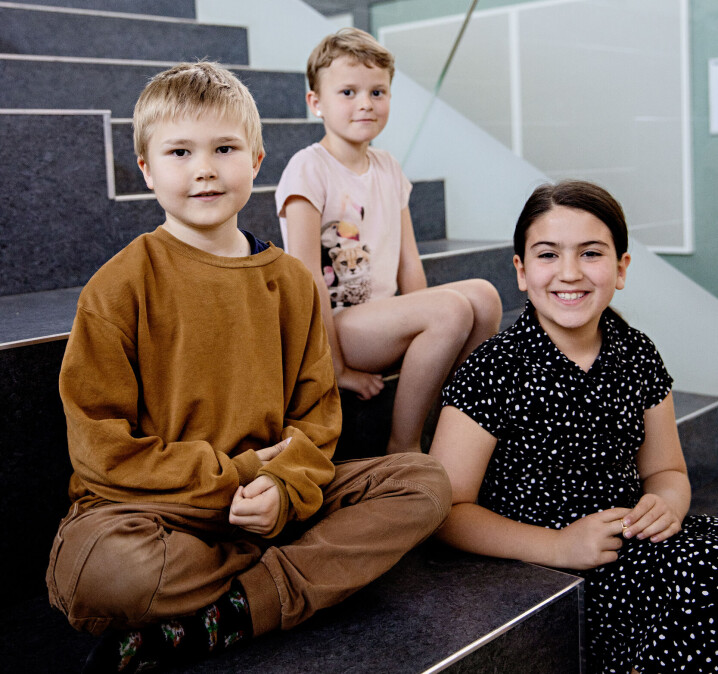 De elsker dannelsesdagene som gir et avbrekk fra klasserommet, og de synes det er flott å få raskere hjelp med to pedagoger i klasserommet. Fra venstre Aksel, Kaya og Enisa.