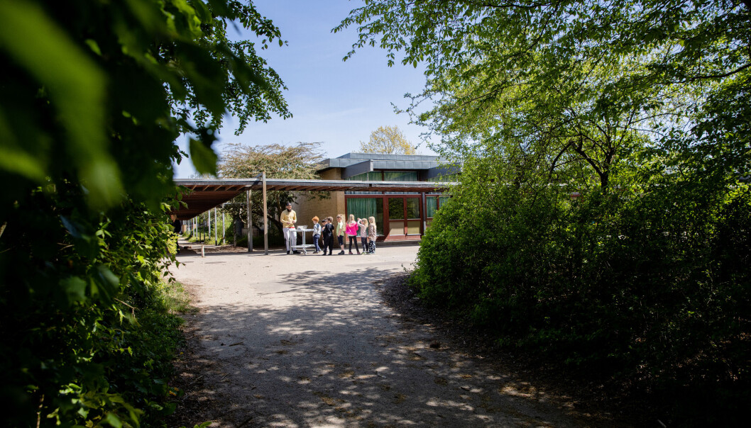 Elevene på Bjergmarkskolen i Holbæk kommune har fått en ny skolehverdag. Frihetsforsøket fikk nysgjerrige norske politikere til å komme på besøk for å la seg inspirere i arbeidet med tillitsreformen. Elevene på Bjergmarkskolen i Holbæk kommune har fått en ny skolehverdag. Frihetsforsøket fikk nysgjerrige norske politikere til å komme på besøk for å la seg inspirere i arbeidet med tillitsreformen.