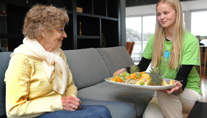 Sirkka-Liisa Sandsbakk er 91 år. Hun setter stor pris på omsorgen fra Martine Aastorp gir henne.