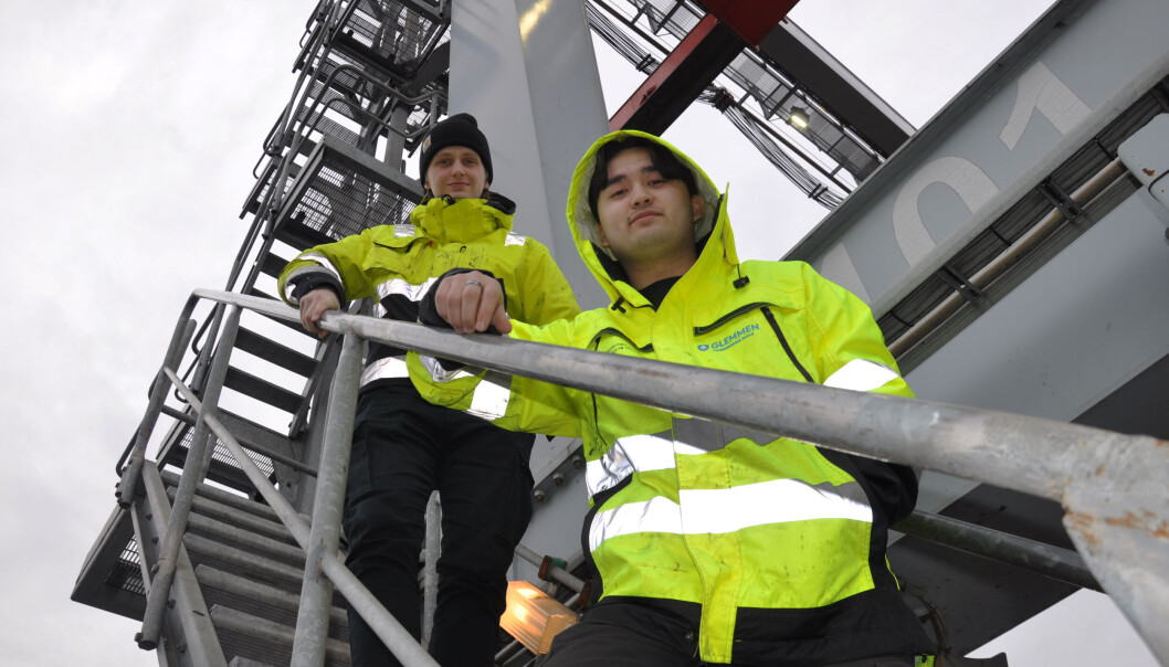 Glemmen-elevene Dag Andre Refshal og Kenny Stenbeck høyt til værs. Glemmen-elevene Dag Andre Refshal og Kenny Stenbeck høyt til værs.