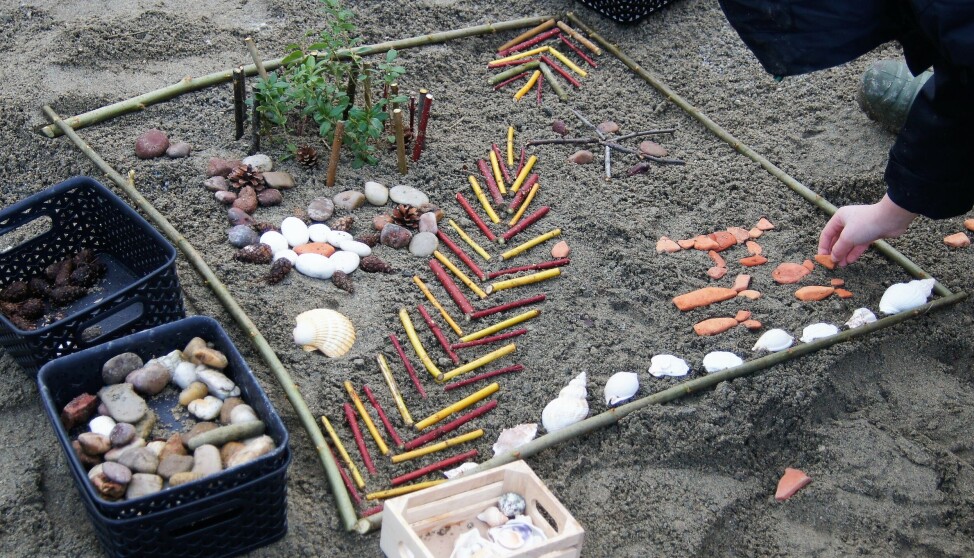 Studer «land art» på nettet sammen med barna og samle materialer til å lage egne verk i sandkassa. Det kan motivere om du lager en ramme av greiner først, så plasserer barna materiellet slik de vil, og skaper et «bilde» i sanden. Barna vil sette pris på om dere fotografer kunstverkene og henger bildene opp til dokumentasjon og inspirasjon. Studer «land art» på nettet sammen med barna og samle materialer til å lage egne verk i sandkassa. Det kan motivere om du lager en ramme av greiner først, så plasserer barna materiellet slik de vil, og skaper et «bilde» i sanden. Barna vil sette pris på om dere fotografer kunstverkene og henger bildene opp til dokumentasjon og inspirasjon.