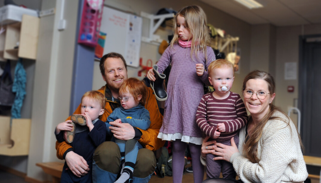 Med fire barn under 5 år i barnehagen må foreldrene Gjørid Berge og Marius Bakkom planlegge hentingen i Vidarheim barnehage godt. Når de to eldste, Pia (5) og Filip (3), skal hentes, pleier tvillingene Maja og Linus (2) å sitte i tvillingvogna, ellers har de lett for å løpe i alle retninger. Med fire barn under 5 år i barnehagen må foreldrene Gjørid Berge og Marius Bakkom planlegge hentingen i Vidarheim barnehage godt. Når de to eldste, Pia (5) og Filip (3), skal hentes, pleier tvillingene Maja og Linus (2) å sitte i tvillingvogna, ellers har de lett for å løpe i alle retninger.