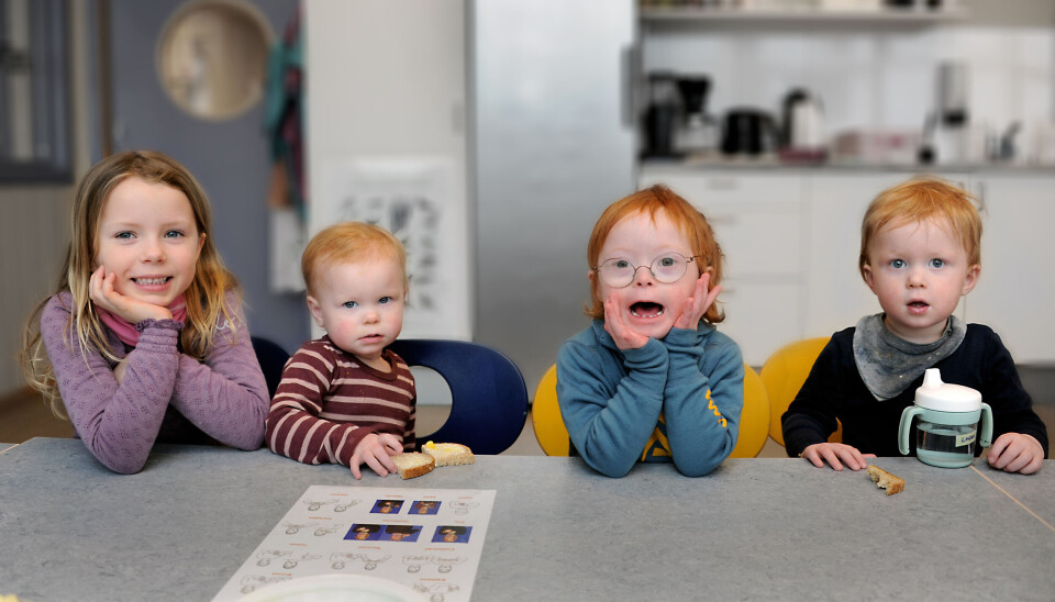 Det er ikke så ofte alle fire sitter stille ved bordet samtidig: Pia (5) (t.v.), Maja (2), Filip (3) og Linus (2). Det er ikke så ofte alle fire sitter stille ved bordet samtidig: Pia (5) (t.v.), Maja (2), Filip (3) og Linus (2).