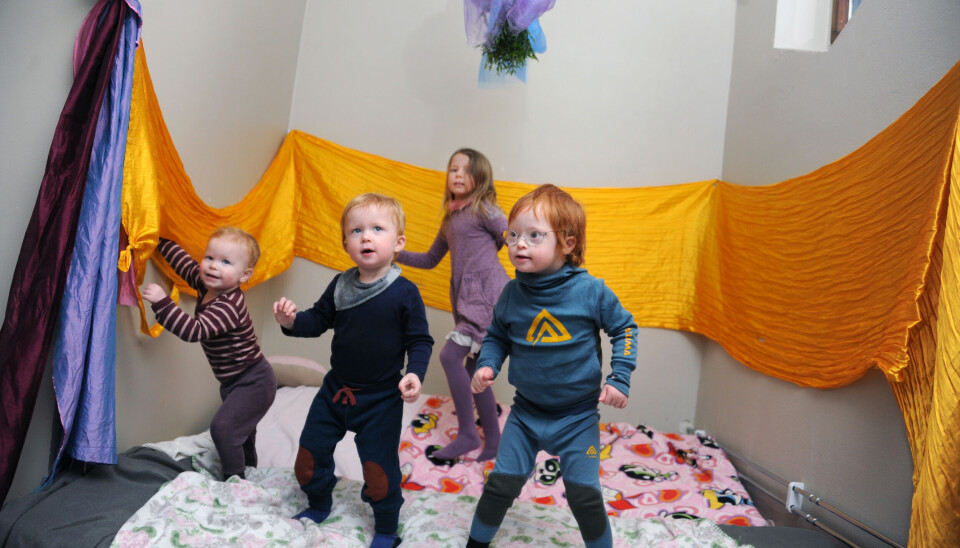 Søskenflokken på fire er en aktiv gjeng, som liker å hoppe og tøyse: Pia (5) (bak), tvillingene Maja (t.v.) og Linus (2) og Filip (3). Søskenflokken på fire er en aktiv gjeng, som liker å hoppe og tøyse: Pia (5) (bak), tvillingene Maja (t.v.) og Linus (2) og Filip (3).