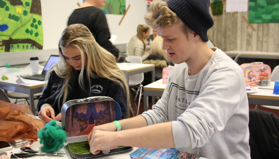 Studenter i aksjon i Eventyrskogen. Her er dem i gang med å lage fortellerkoffert til fortellerstudent som avsluttet Storylinen (aktivitet 12). Studenter i aksjon i Eventyrskogen. Her er dem i gang med å lage fortellerkoffert til fortellerstudent som avsluttet Storylinen (aktivitet 12).