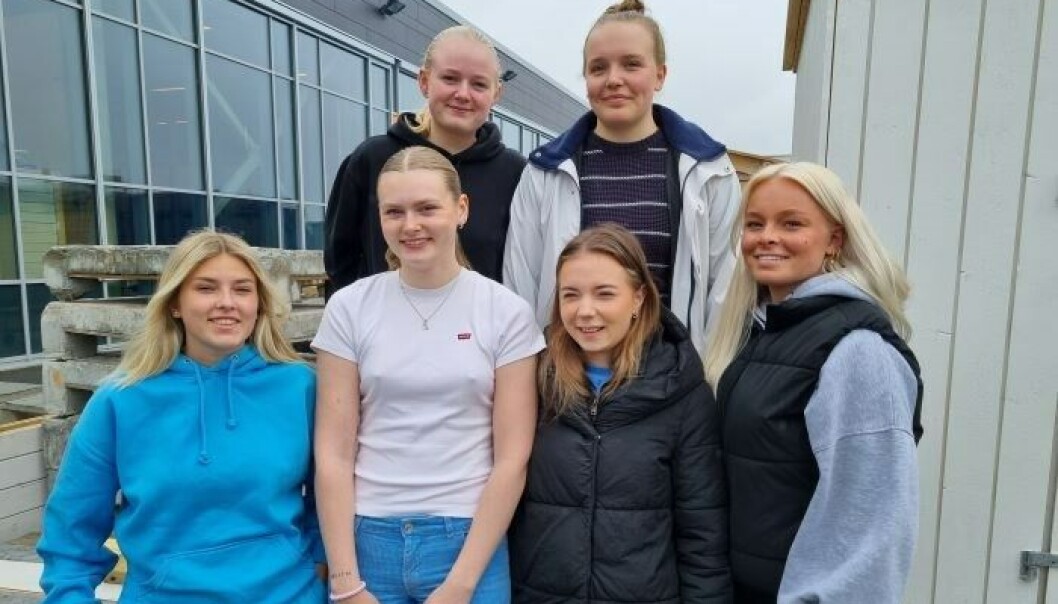 – Det er ingen grunn til at jenter skal bli skremt fra å velge byggfag, sier Martine Emilie Lyngstad, Nora Marie Sve, Victoria Emilie Riiber, Ingrid Johansen, Anne Helene Nielsen Lørum og Maja Karlsen som alle nå er ferdige på vg2 tømrer. – Det er ingen grunn til at jenter skal bli skremt fra å velge byggfag, sier Martine Emilie Lyngstad, Nora Marie Sve, Victoria Emilie Riiber, Ingrid Johansen, Anne Helene Nielsen Lørum og Maja Karlsen som alle nå er ferdige på vg2 tømrer.