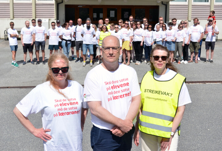 Leder i Utdanningsforbundet i Bergen, Bente Myrtveit, Utdanningsforbundets leder Steffen Handal og plasstillitsvalg ved Gimle oppveksttun skole, Synnøve Kirkebø med de streikende lærerne i bakgrunnen.