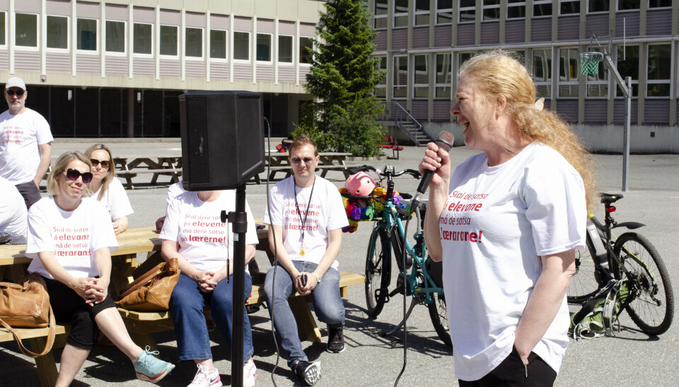 Leder i UDF Bergen, Bente Myrtveit, holdt appell.