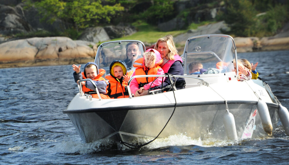 Etter flere år med lotteri hadde foreldrene nok penger til å kjøpe en skjærgårdsjeep til Knatten barnehage i Tvedestrand. Båten brukes mye: Henrik Ellefsen (t.v.), Johannes Westerheim, Ada Bråten Alme, styrer Ellen Johanne Hagane Færsnes, pedagogisk leder og båtfører Helene Storm Laurendz, Vebjørn Ulevåg Henriksen (bak t.v.), Milea Breen, Oda Emilie Skuland Bendiksen og Edvard Senneset.