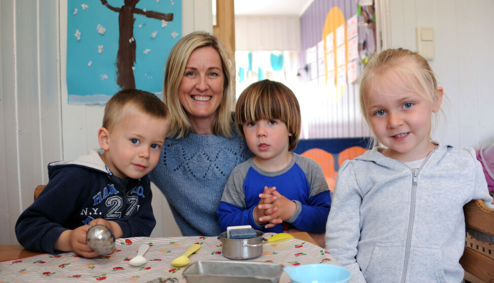 :– Alle ansatte er med på å bestemme det pedagogiske innholdet ut fra rammeplanen, og vi lytter også til både barna og foreldrene, sier styrer Ellen Johanne Hagane Færsnes. Her sammen med Henrik Ellefsen (t.v.), Edvard Senneset og Milea Breen.