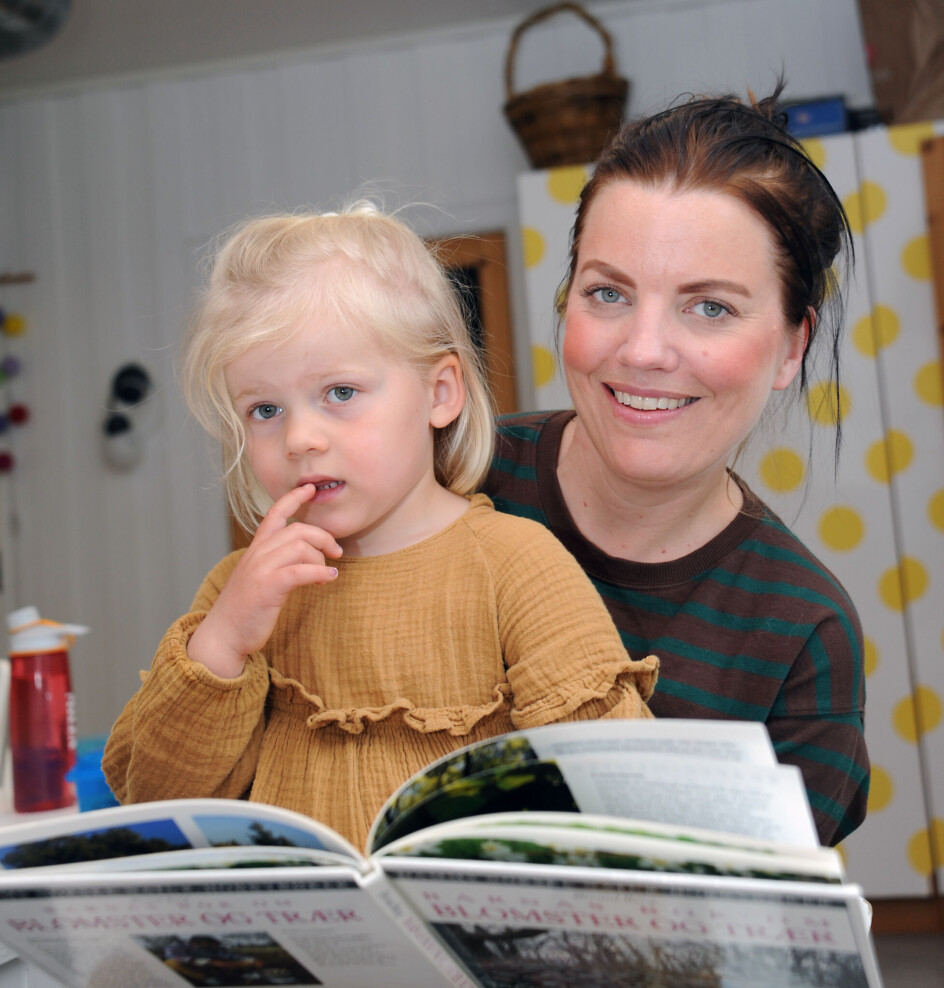 Pedagogisk leder Helene Storm Laurendz leser for Vilja Marcussen (4).