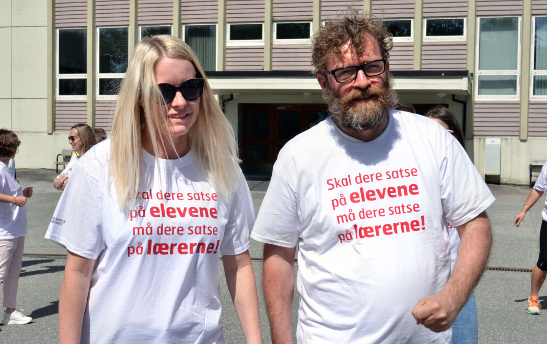 Lærerne Monica Bjelde og Ingvar Kjøl er i streik. De er klare for å streike lenge. Lærerne Monica Bjelde og Ingvar Kjøl er i streik. De er klare for å streike lenge.
