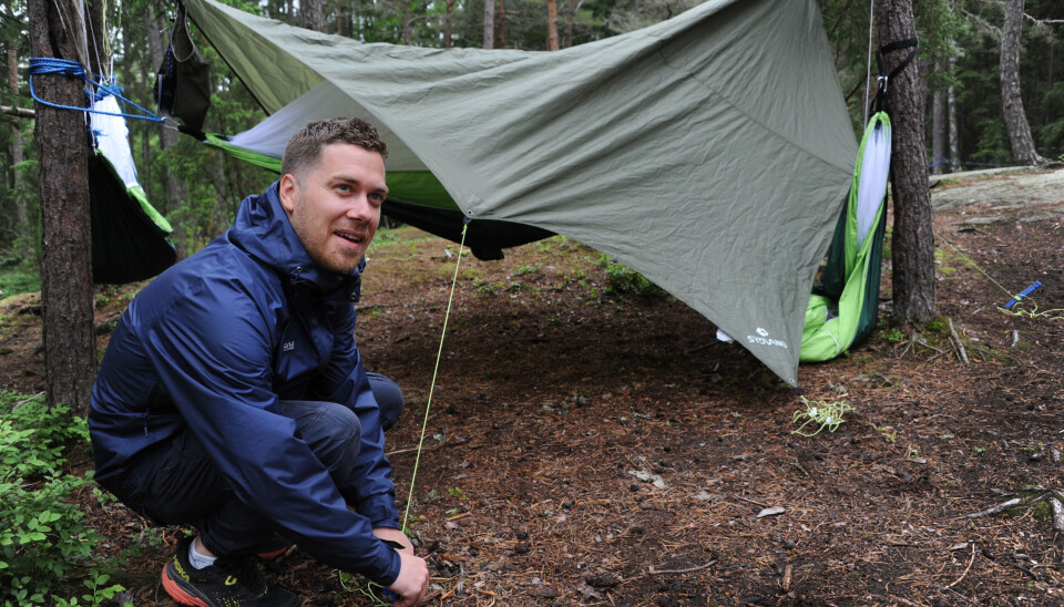 Styrer Roger Olsen setter opp tarp over hengekøyene og sier at de alltid har med både hengekøyer og tarp på tur. Slik er de rustet til all slags vær. Styrer Roger Olsen setter opp tarp over hengekøyene og sier at de alltid har med både hengekøyer og tarp på tur. Slik er de rustet til all slags vær.