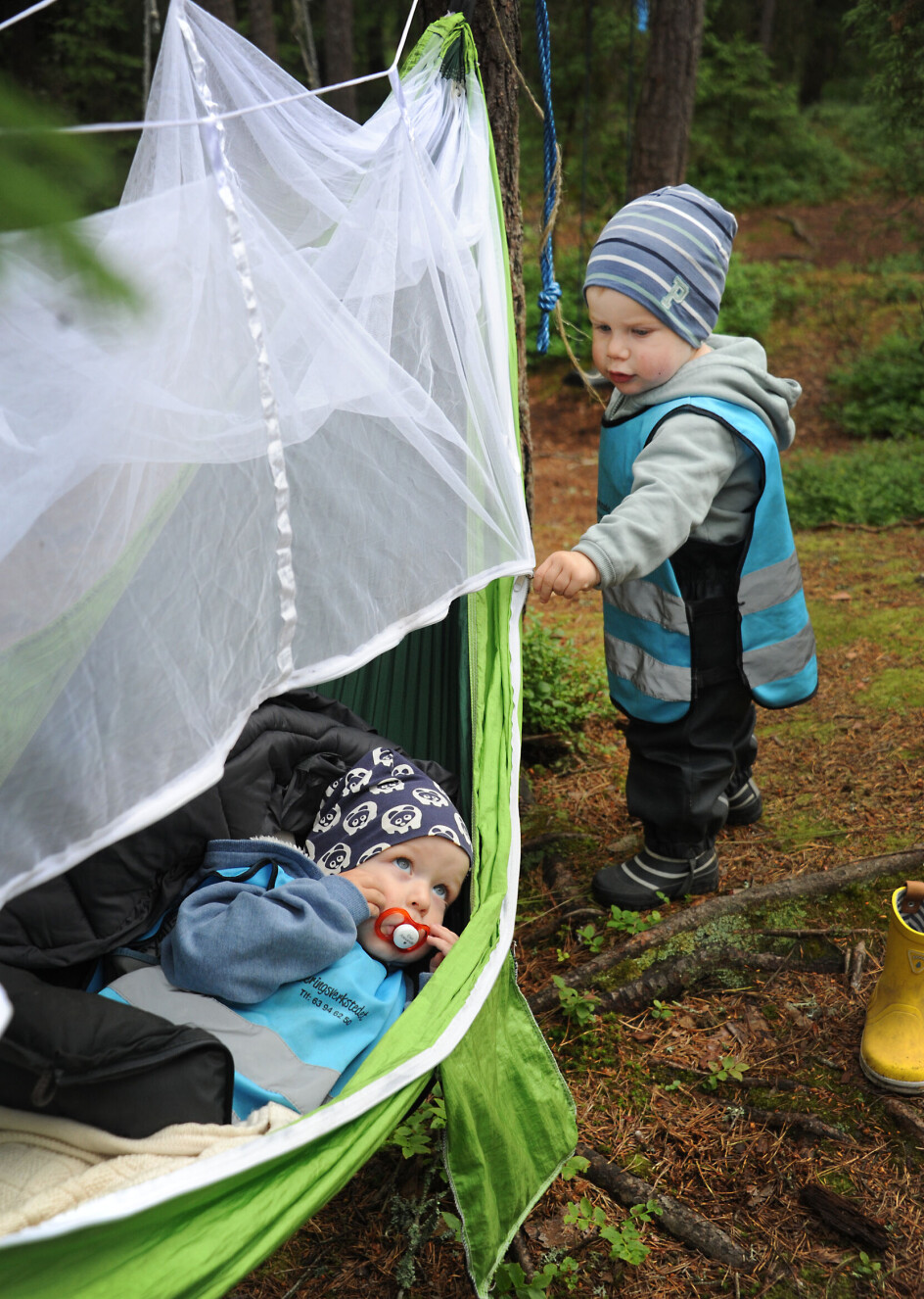 Elior Alexander (2) titter ut av hengekøya, mens Håvard 2) venter på sin tur til å bli lagt. Elior Alexander (2) titter ut av hengekøya, mens Håvard 2) venter på sin tur til å bli lagt.