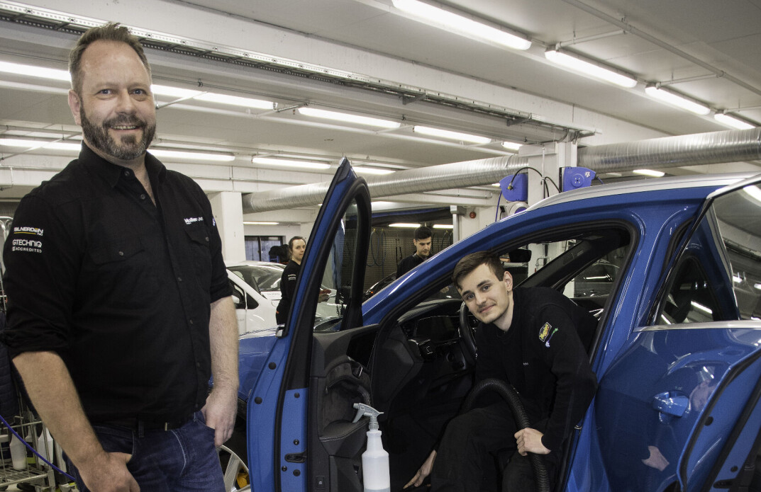 Støvsuger og mange andre hjelpemidler er viktige for en bilpleier. Faglig leder Kurt Ekerhaugen gir Ernest Dulkic gode råd. Støvsuger og mange andre hjelpemidler er viktige for en bilpleier. Faglig leder Kurt Ekerhaugen gir Ernest Dulkic gode råd.