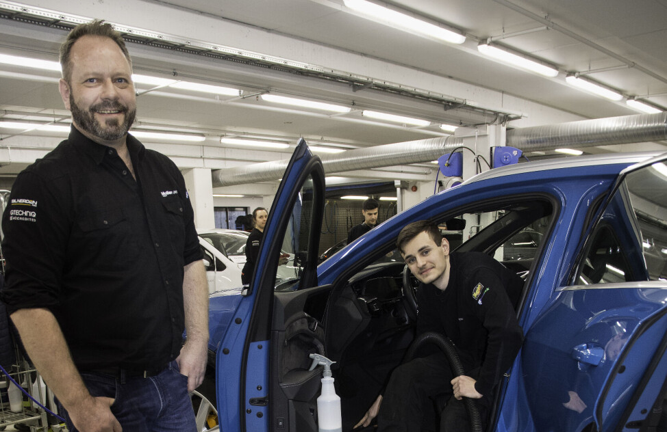 Støvsuger og mange andre hjelpemidler er viktige for en bilpleier. Faglig leder Kurt Ekerhaugen gir Ernest Dulkic gode råd.