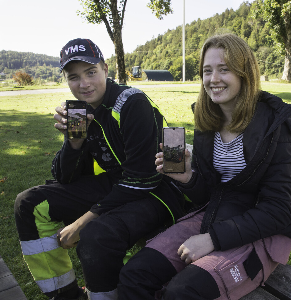Torjus Oksefjell og Helene Røed Eikeland sammenligner bilder av traktorer.